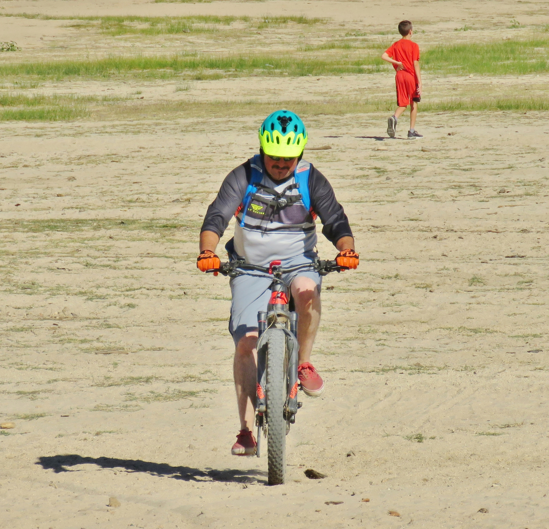 Велосипедист велосипед велосипедист спорт спортсмен ехать кататься мужчина пляж транспорт bicycle cycle bike vehicle cyclist bicyclist sport sportsman man beach