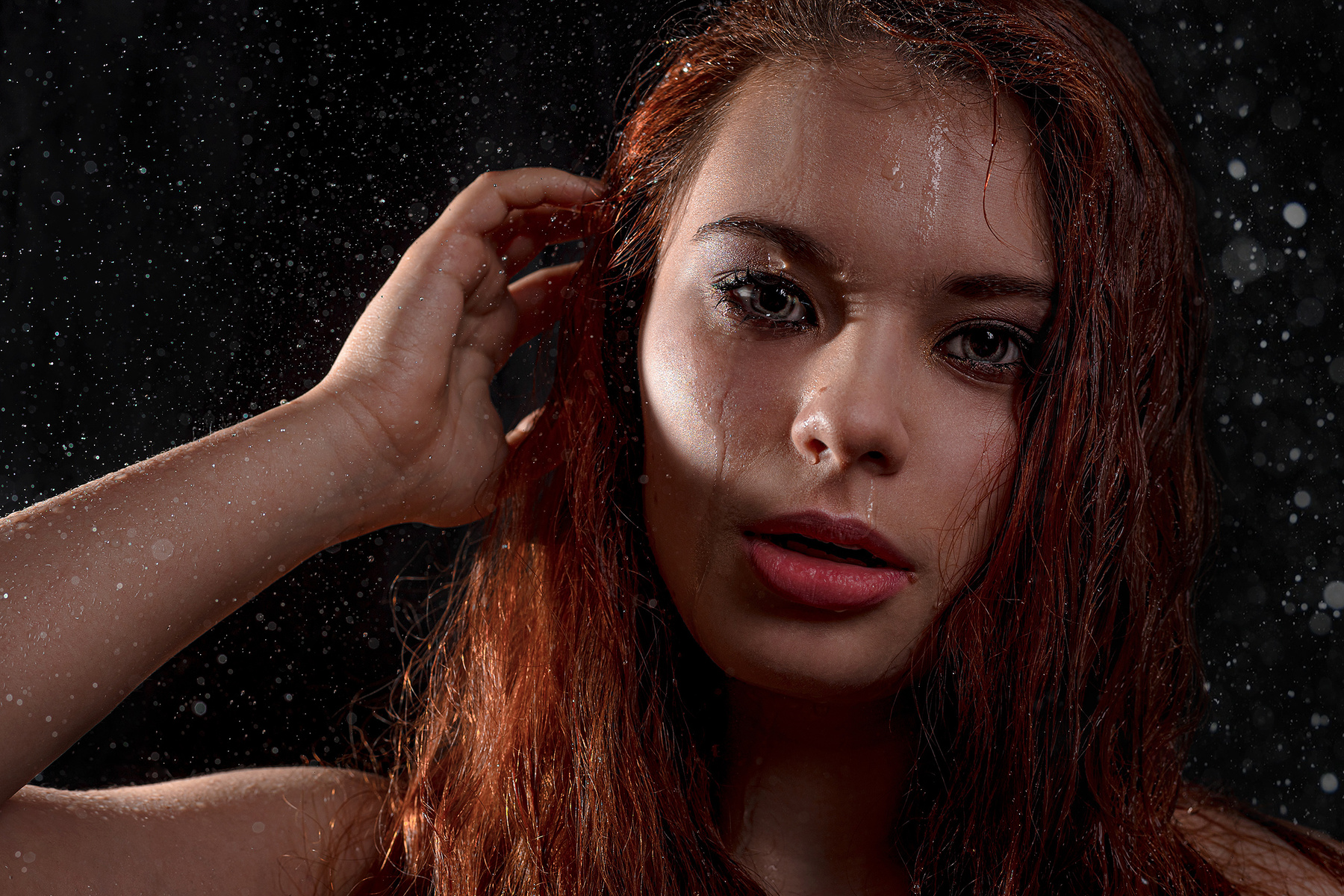 Leia Девушка портрет рыжие студия вода капли