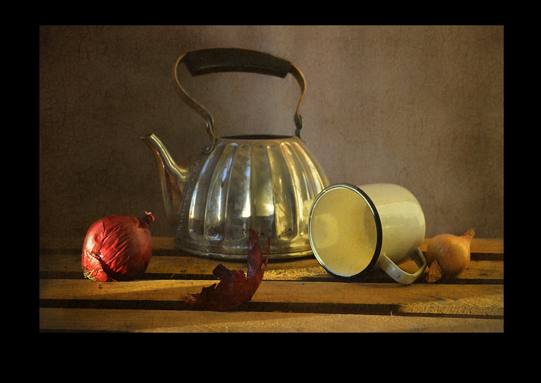 Рефлексы натюрморт чайник кружка красный лук рефлексы