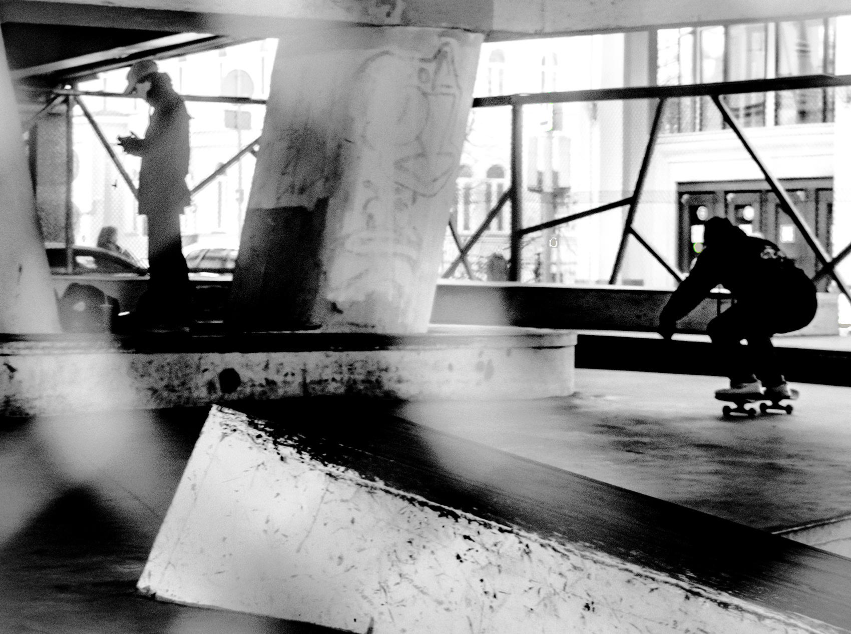 Скейтборд скейтборт спорт атмосфера черно белое фото уличное движение молодёжь
