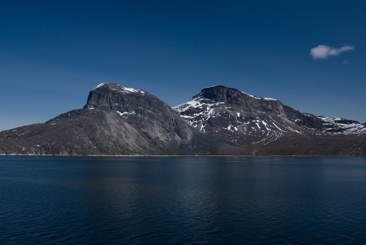Нарушая симметрию гренландия фьорд godthab горы море облако
