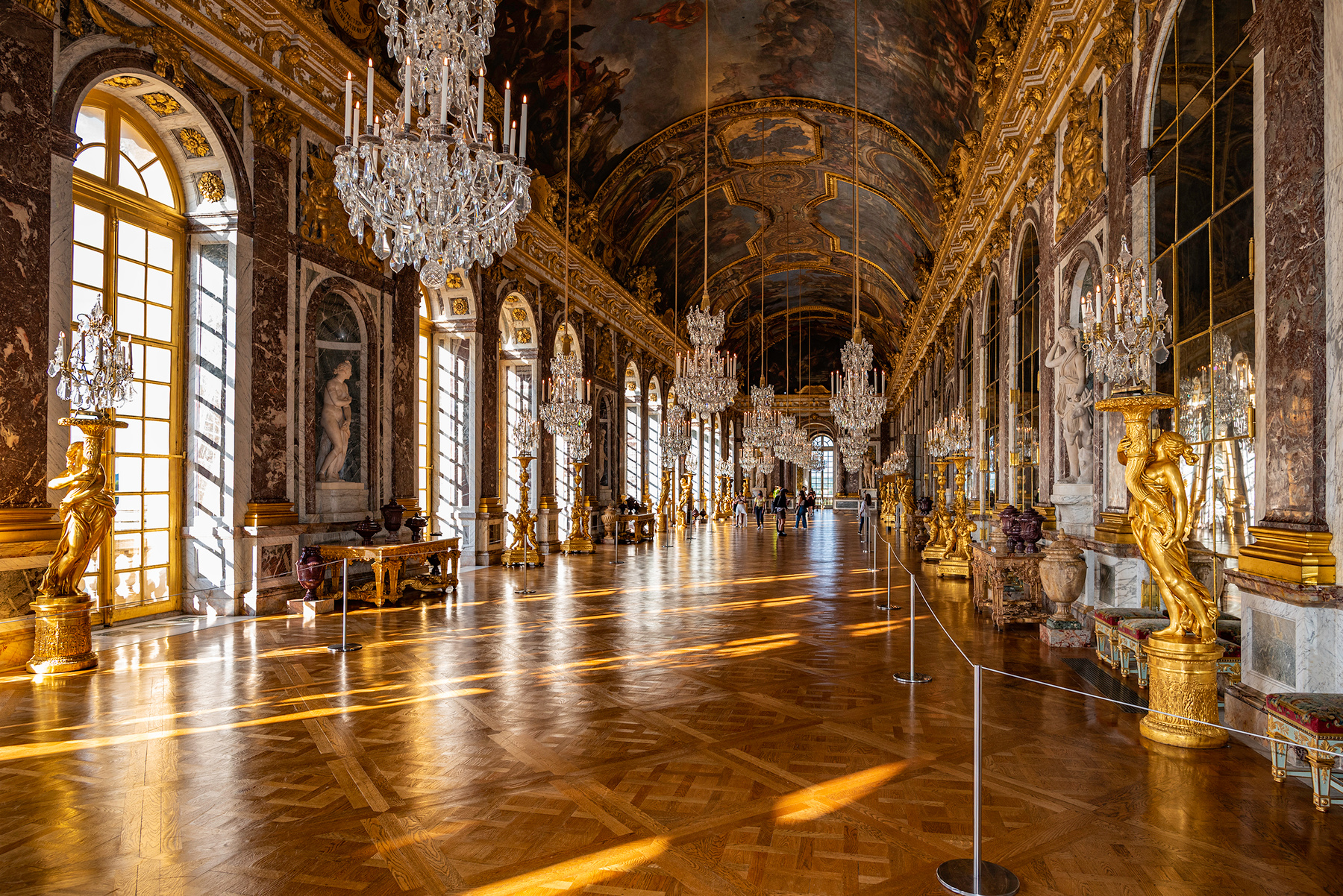 Зеркальный зал Версальского дворца Зеркальный зал Версальский дворец Франция