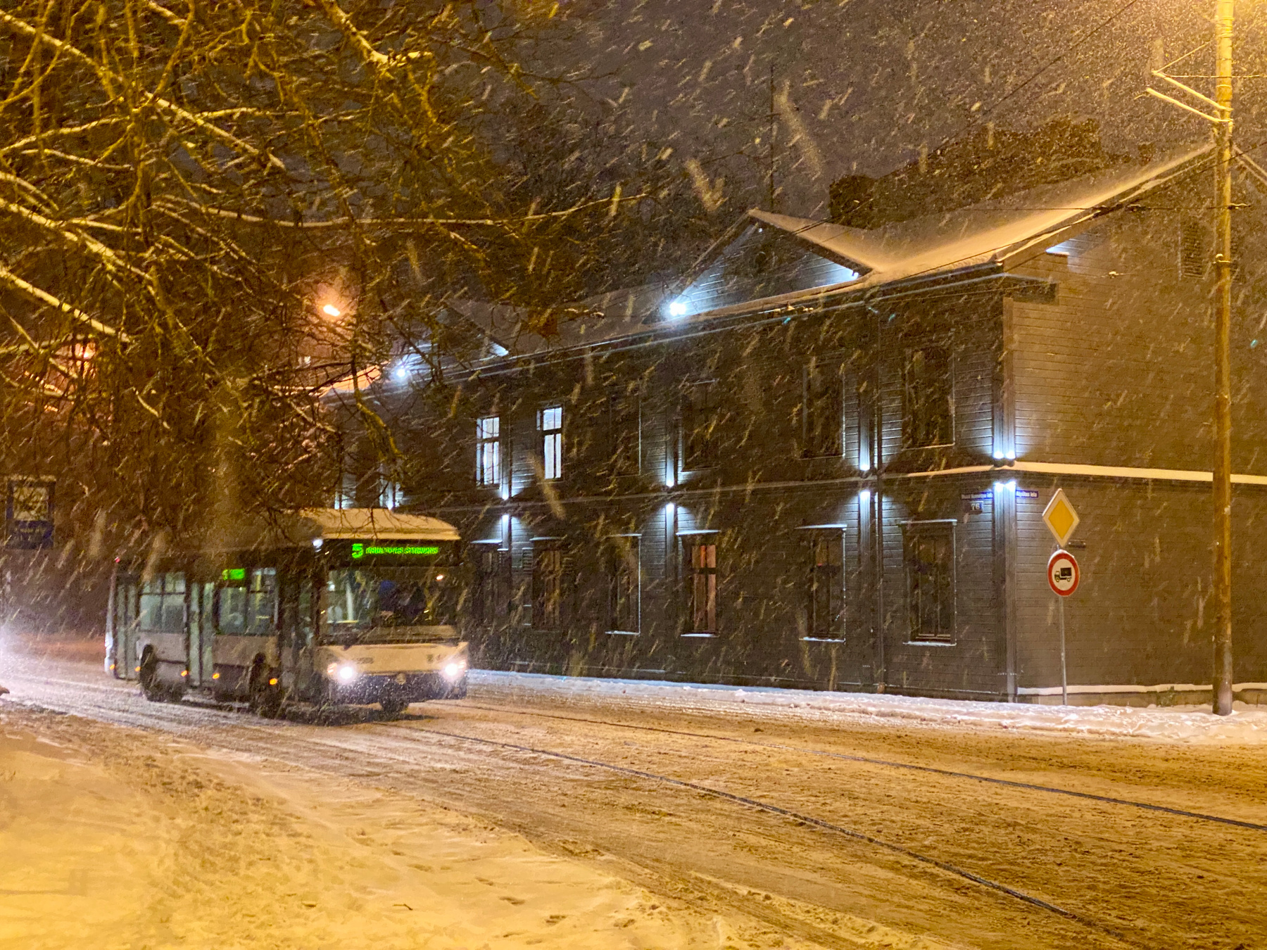 Снег и троллейбус 