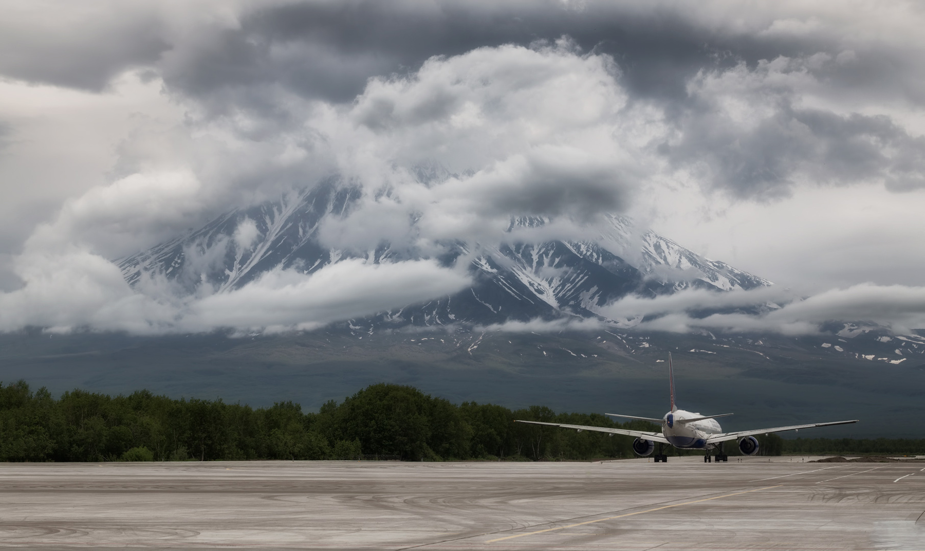 на взлёте вулкан Камчатка лето самолет тучи аэропорт Елизово