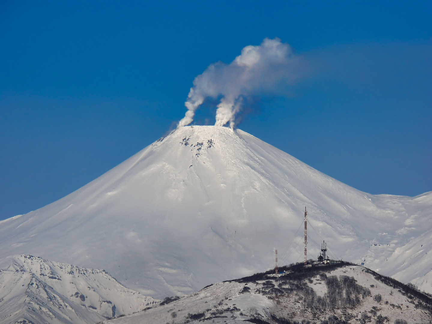 дымящий Авача вулкан горы Камчатка ноябрь рейд