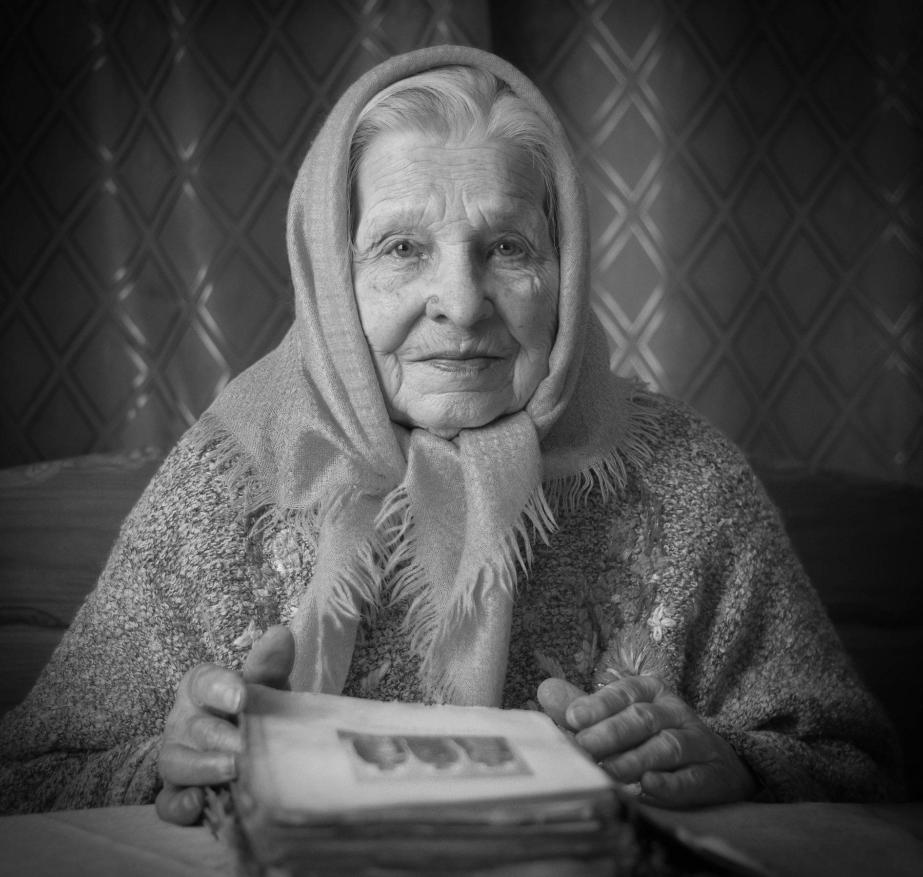 Old woman mom. Бабушка в платочке. Пожилая женщина в платке. Добрая бабушка. Бабушка в платке.