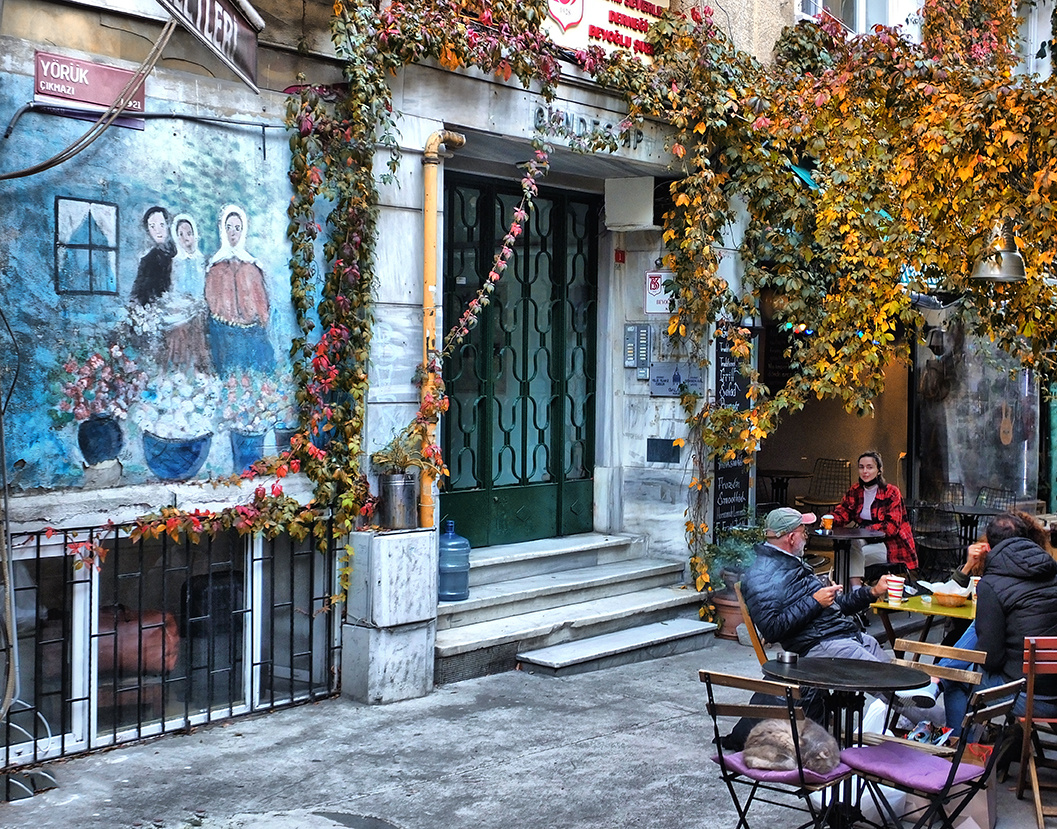 Кафе в районе Галатской башни Стамбула. *Кто никуда не торопится-тот долго живет*. Пословица в Древнем Риме. 