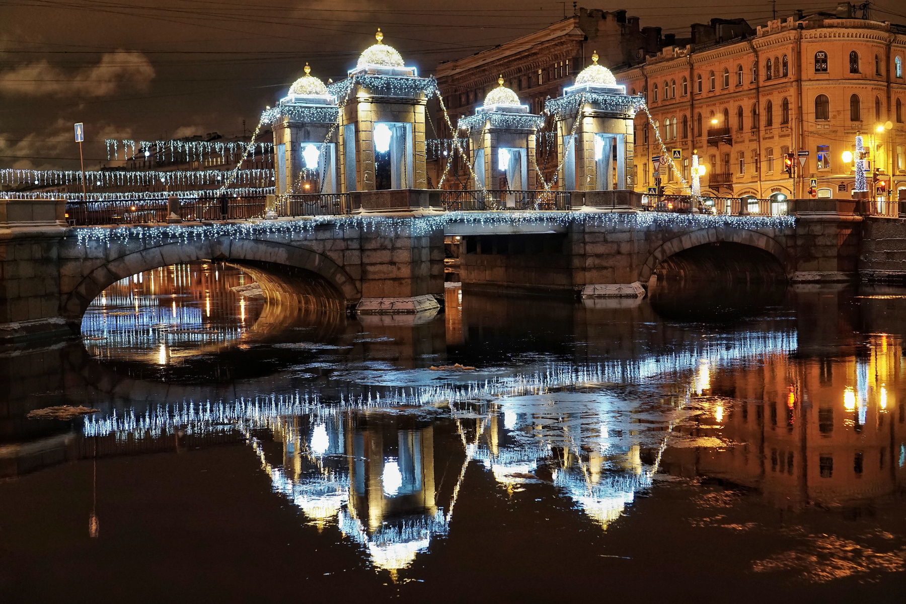 Санкт-Петербург в новогоднем убранстве. Мост Ломоносова. Река Фонтанка. 