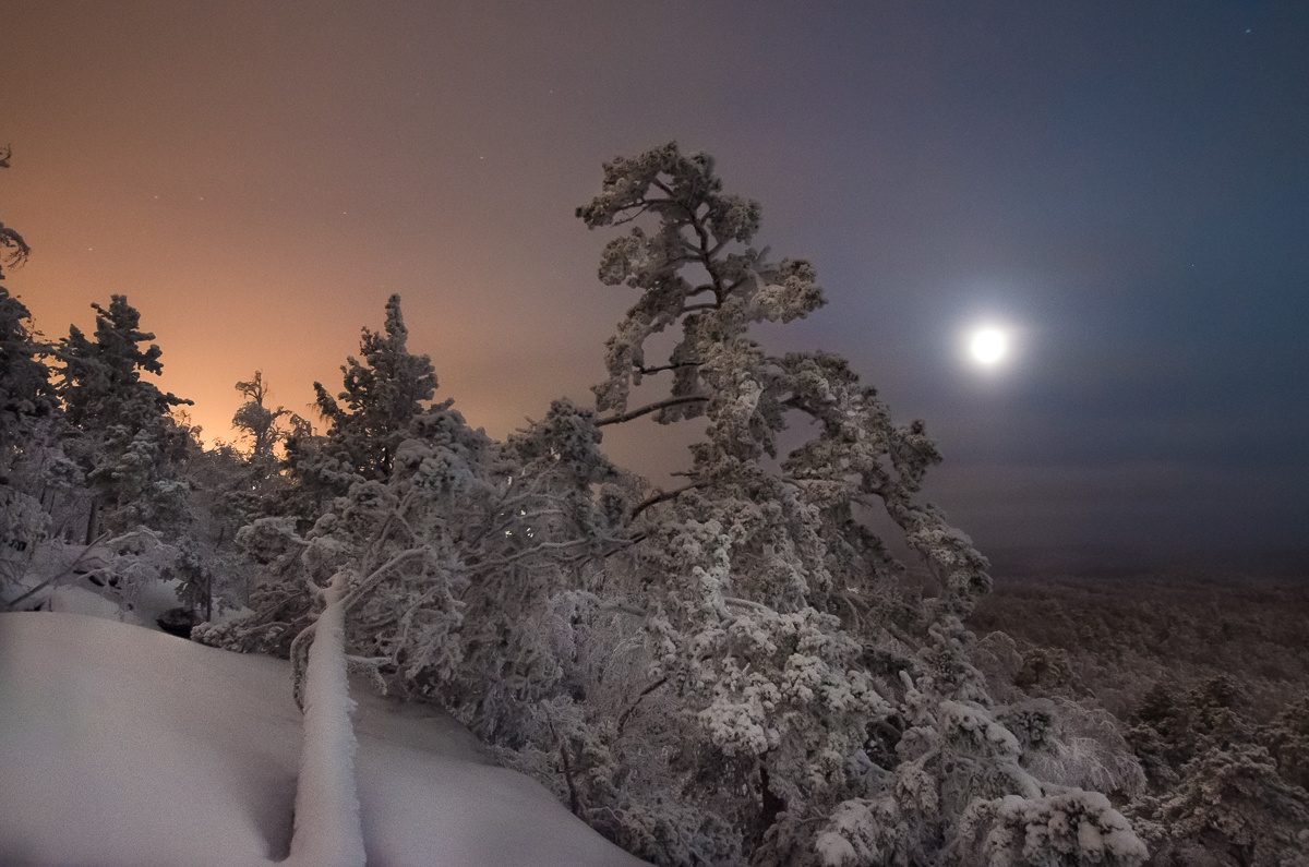 Под белым одеялом спит Аракульский Шихан шихан горы природа снег луна