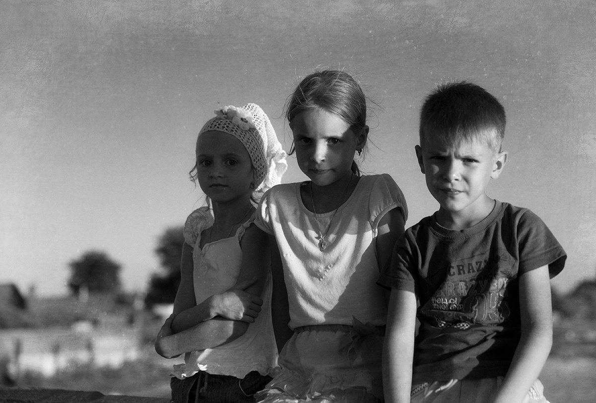 Неразлучные друзья. дети ребенок семейное фото дача лето черно белое чбф чбфото друзья портрет