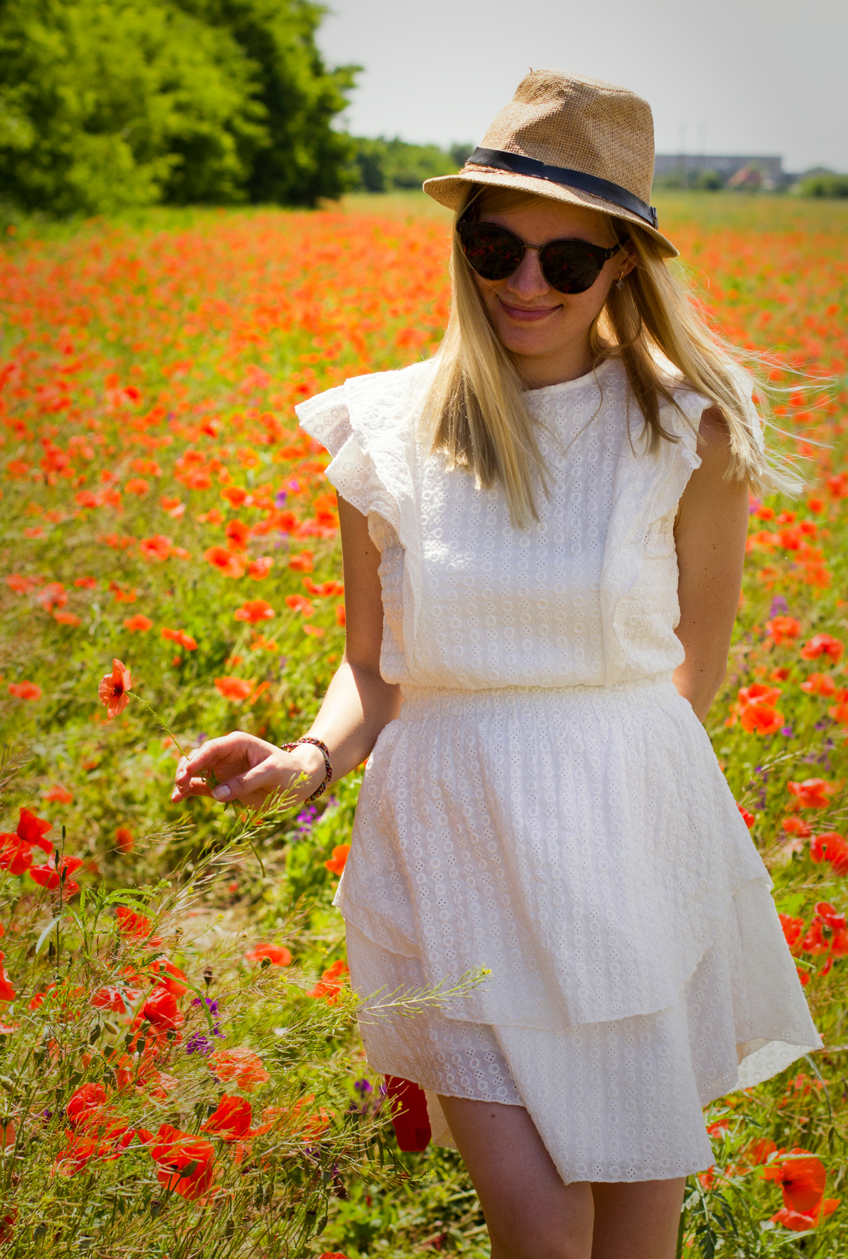 Маки Маковое поле девушка солнечный день цветущие цветы
