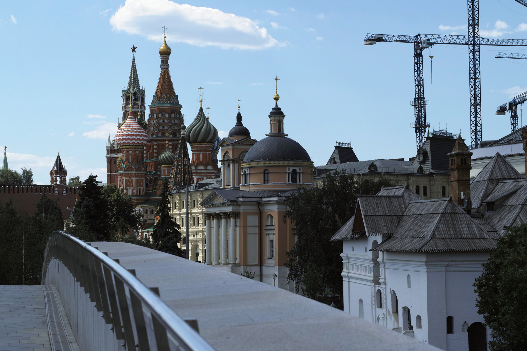 Зарядье город Москва парк Зарядье Кремль церковь великомученица Варвара Старый Английский двор