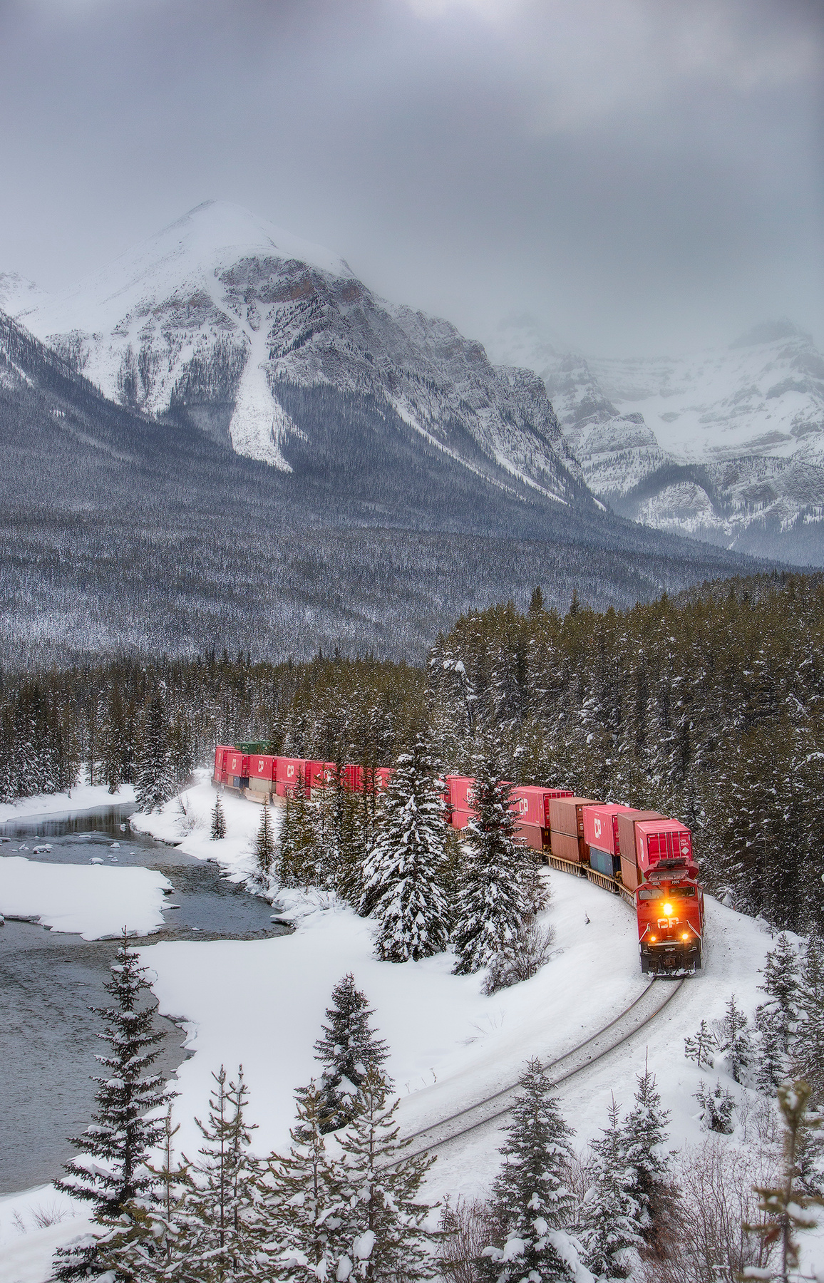 Долгожданный поезд Morant's Curve Banff Canada