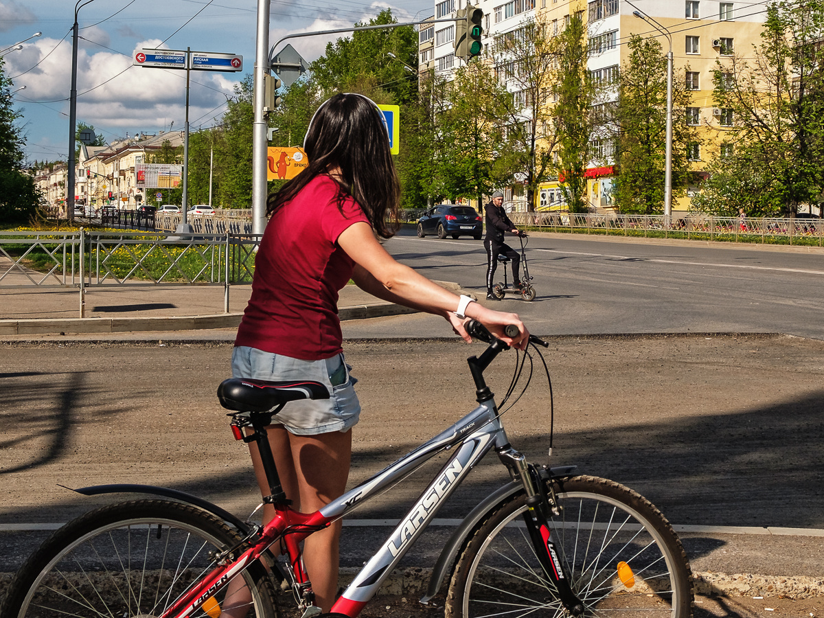 На перекрестке улица девушка юноша велосипед