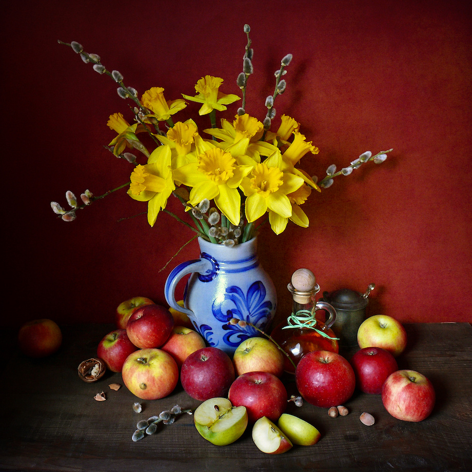 И осень встретится с весной... красный натюрморт с нарциссами нарциссы красными яблоками яблоки верба