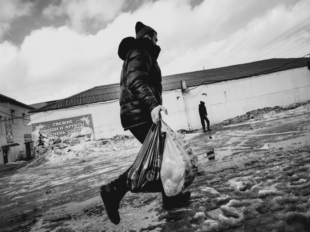 Из серии «Базарный день» рынок базар покупки Россия 2021 стрит фото улица наблюдения жизнь снег зима грязь мужчина шагать фигура