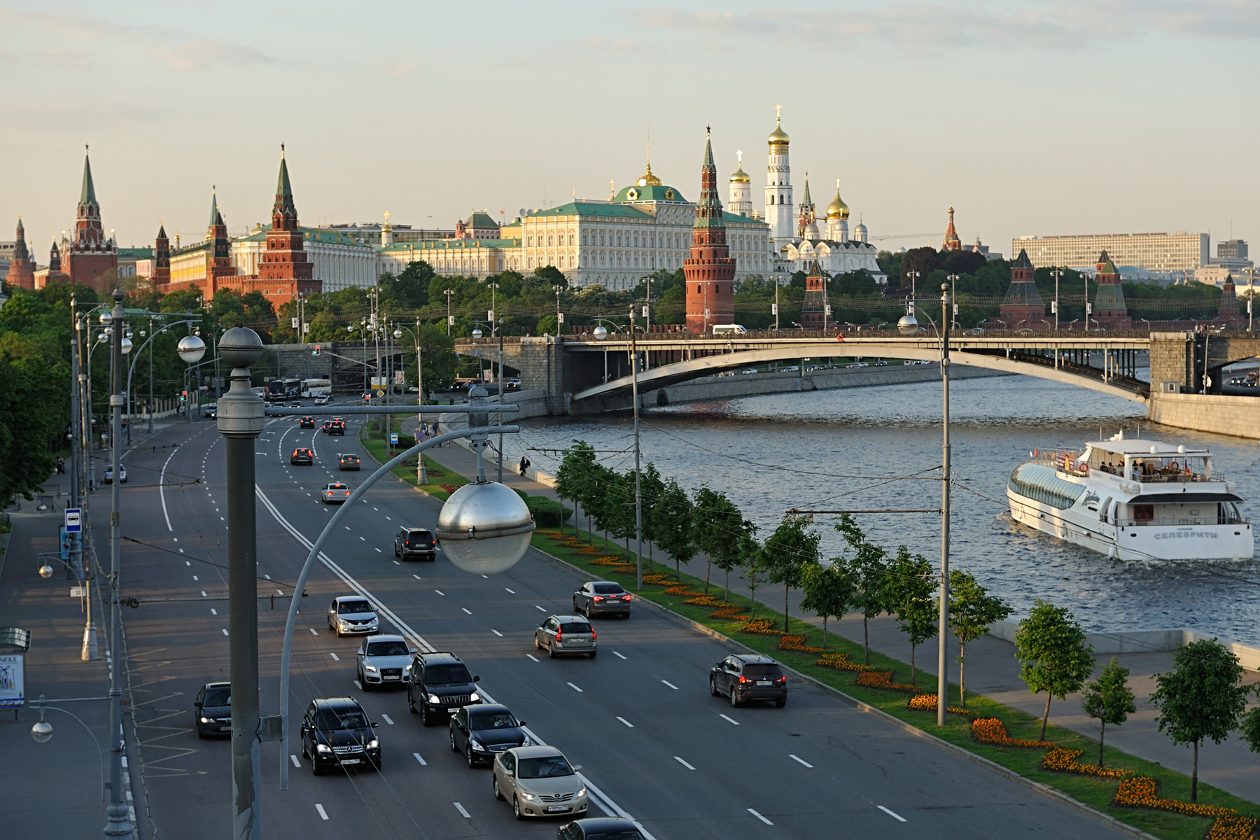 Вид на Московский Кремль с Патриаршего моста Рлссия Москва Московский Кремль Москва-река весна городской пейзаж