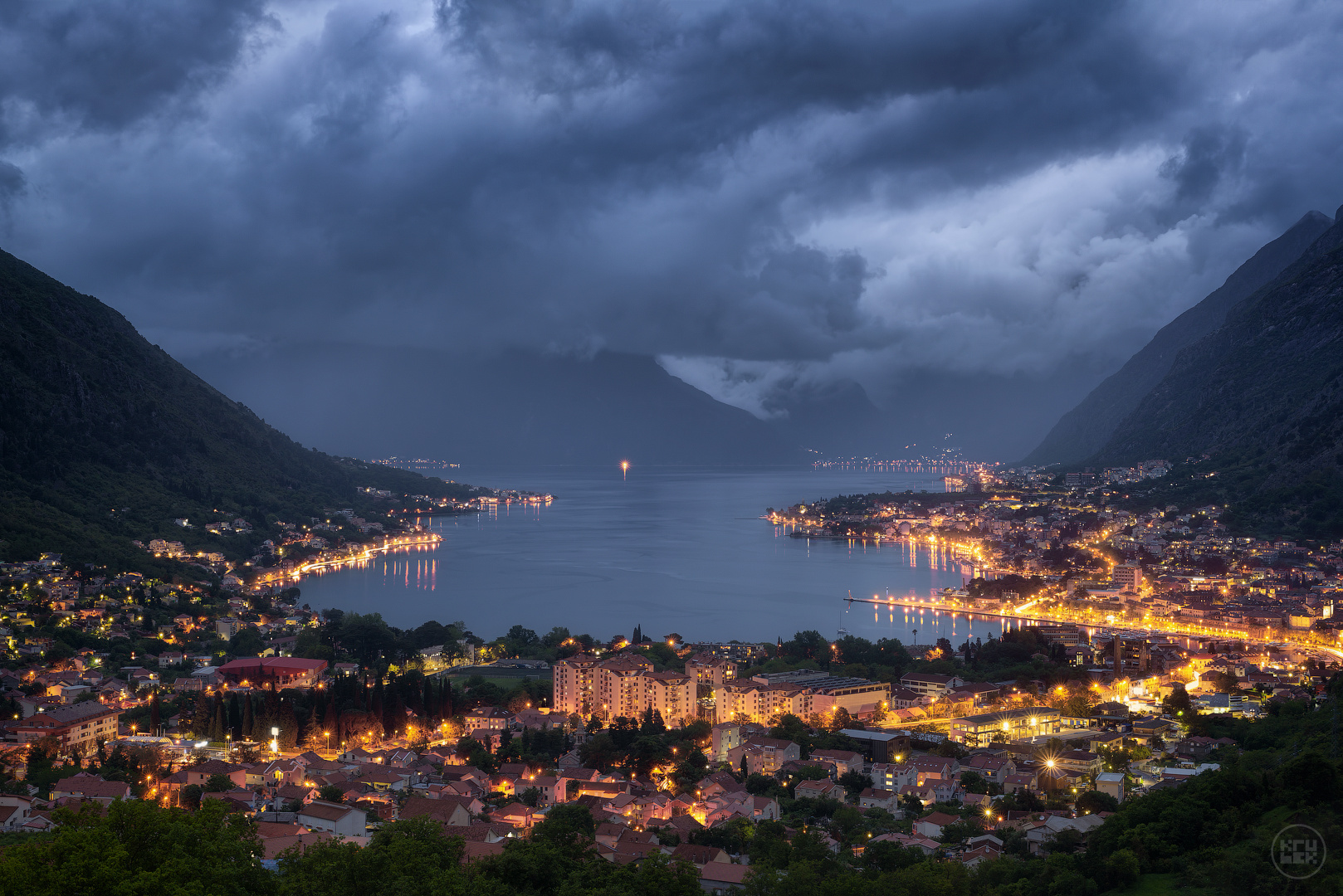 Сумерки в Бока-Которской бухте krubek черногория котор огни города облака