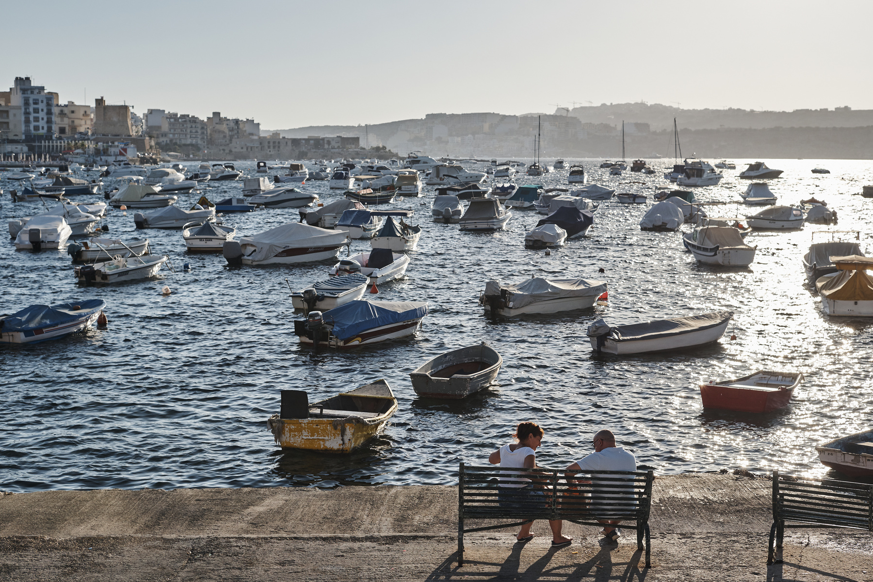 Двое на набережной, Мальта. Мальта лето отдых набережная лодки