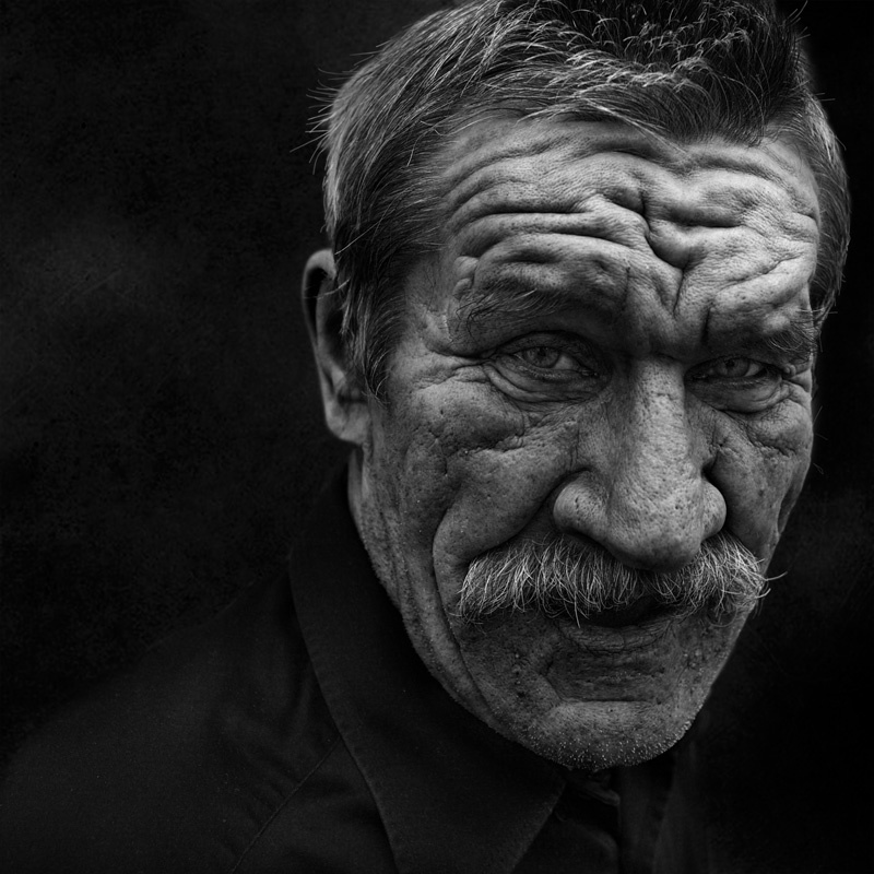 охранник из Этуаль портрет улица черно-белое фото люди street photography