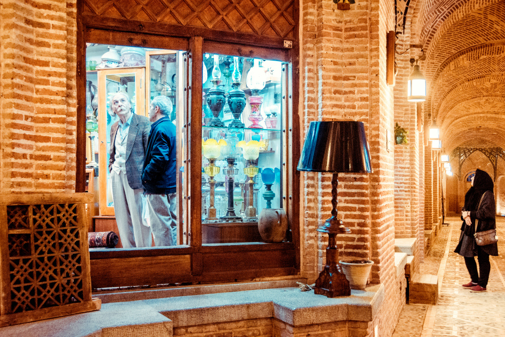 Из серии «Персидские мотивы» Иран Персия Восток ислам мусульмане жизнь мужчина женщины рынок базар витрина магазин стрит фото