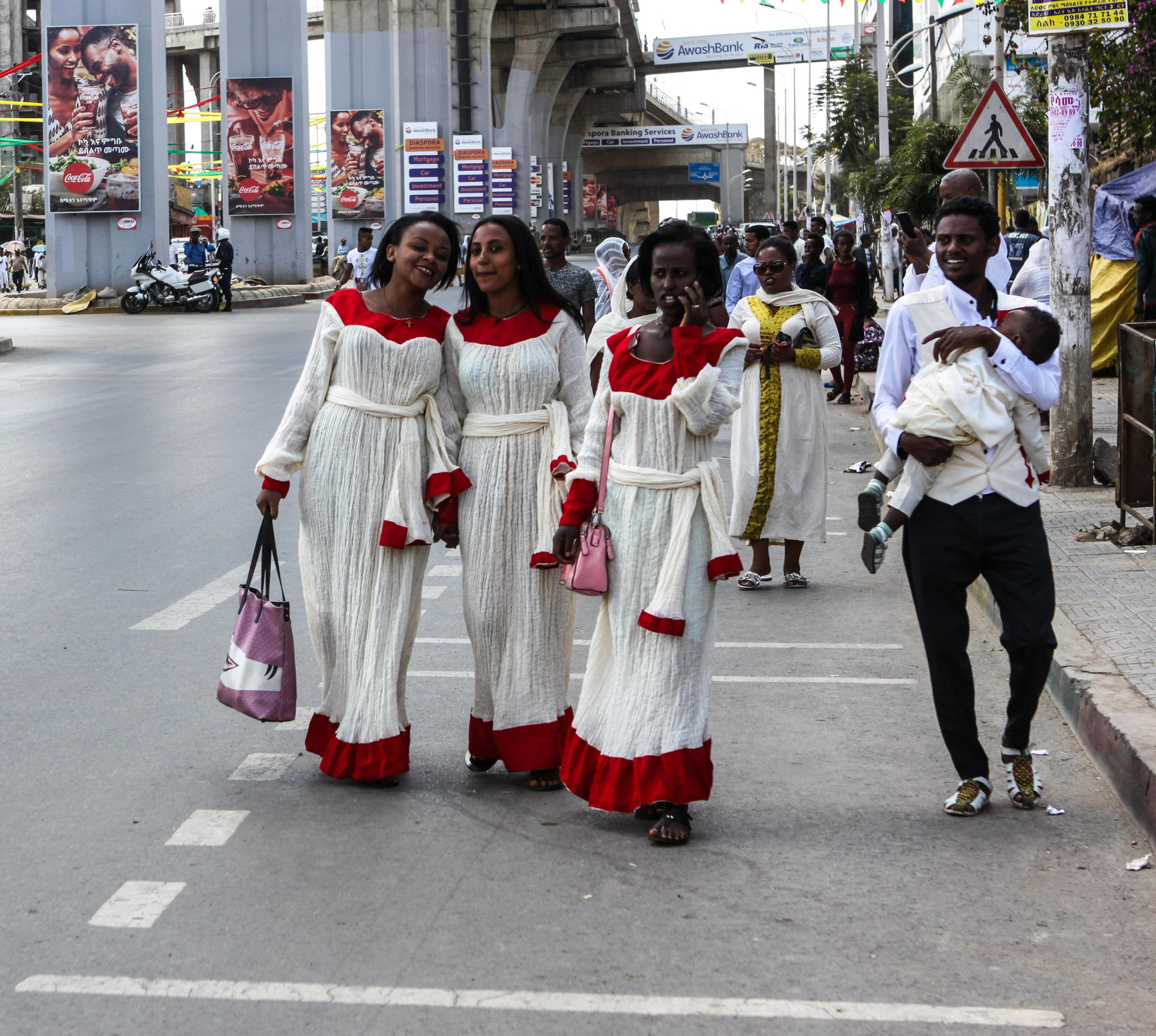 Крещение в Эфиопии, девушки в праздничных нарядах. Эфиопия Адисс абеба Африка