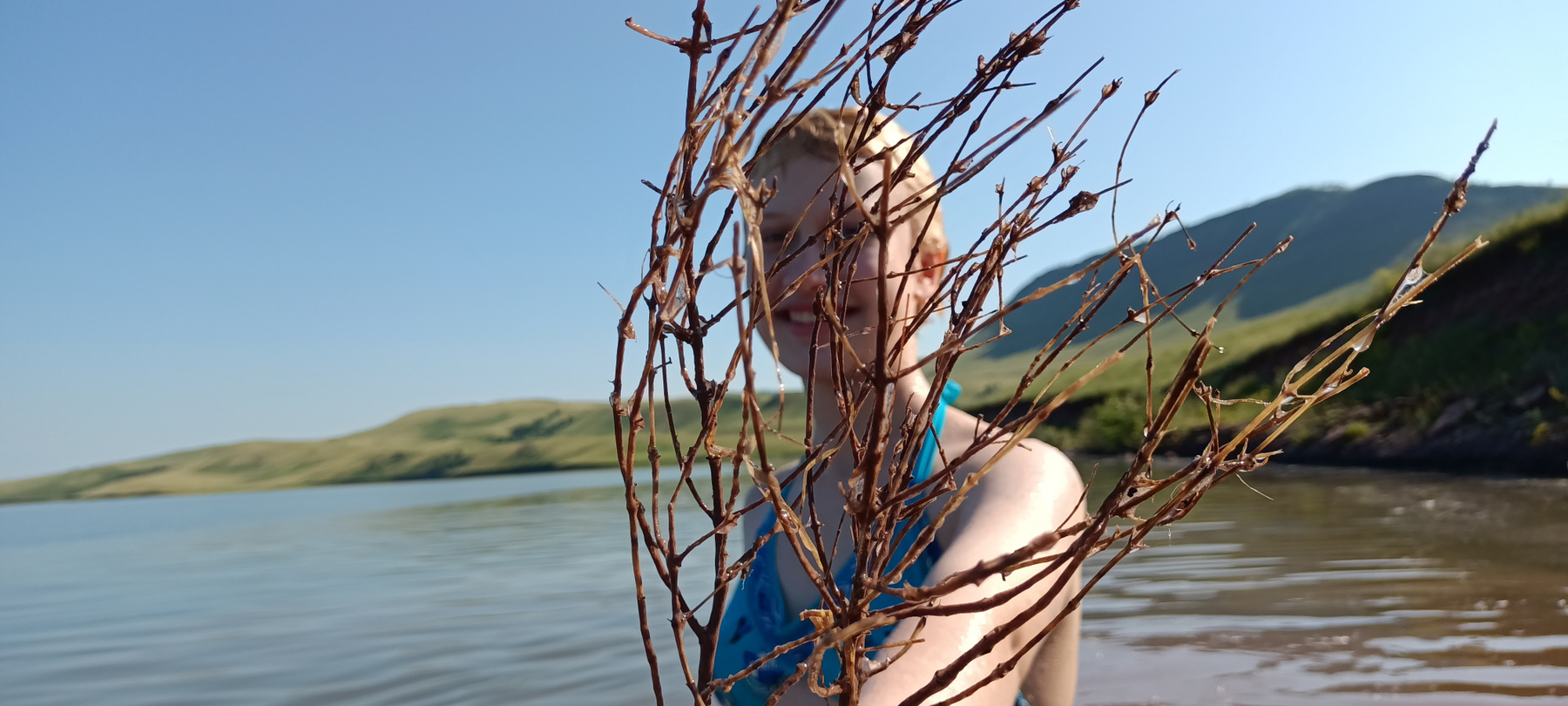 *** Озеро вода девочка куст берег лето отдых летний на озере Хакасия радость улыбка счастье
