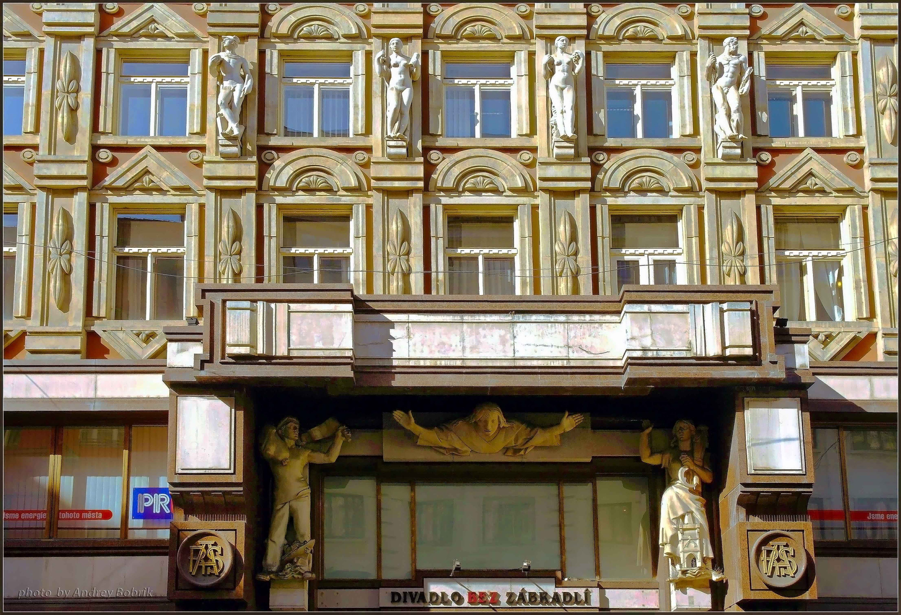 Пражская архитектура - 3 Чехия Прага Нове-Место дворец Адриа театр скульптуры