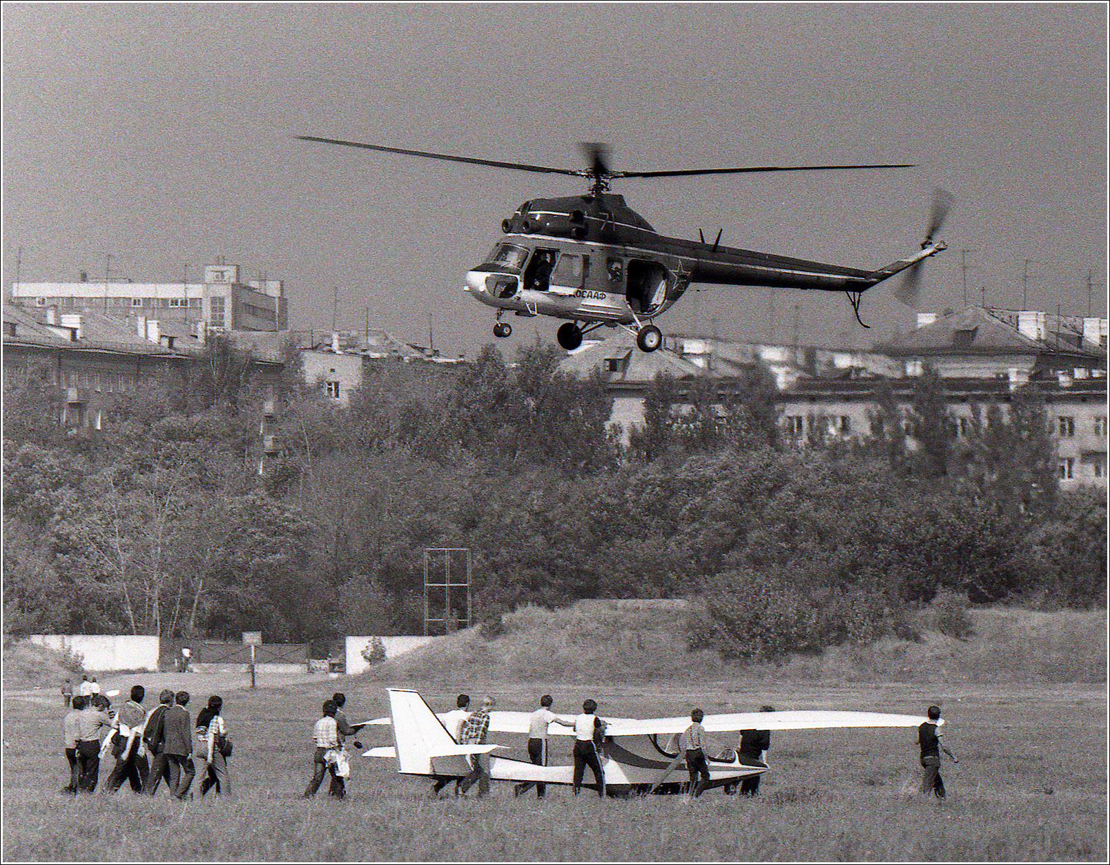 Ми-2 (1987 год) Ми-2 авиация вертолет полет Москва Тушино выставка СЛА 1987