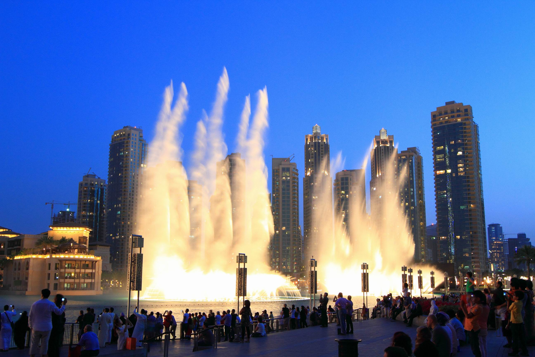 Дубайские фонтаны. Бурдж Халифа фонтаны. Поющие фонтаны Бурдж Халифа. Дубай Бурдж Халифа Поющие фонтаны. Поющие фонтаны в Дубае (фонтан Дубай).