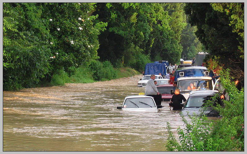 потоп в Адлере лето 2005 адлер сочи море черное дождь потоп дорога машины