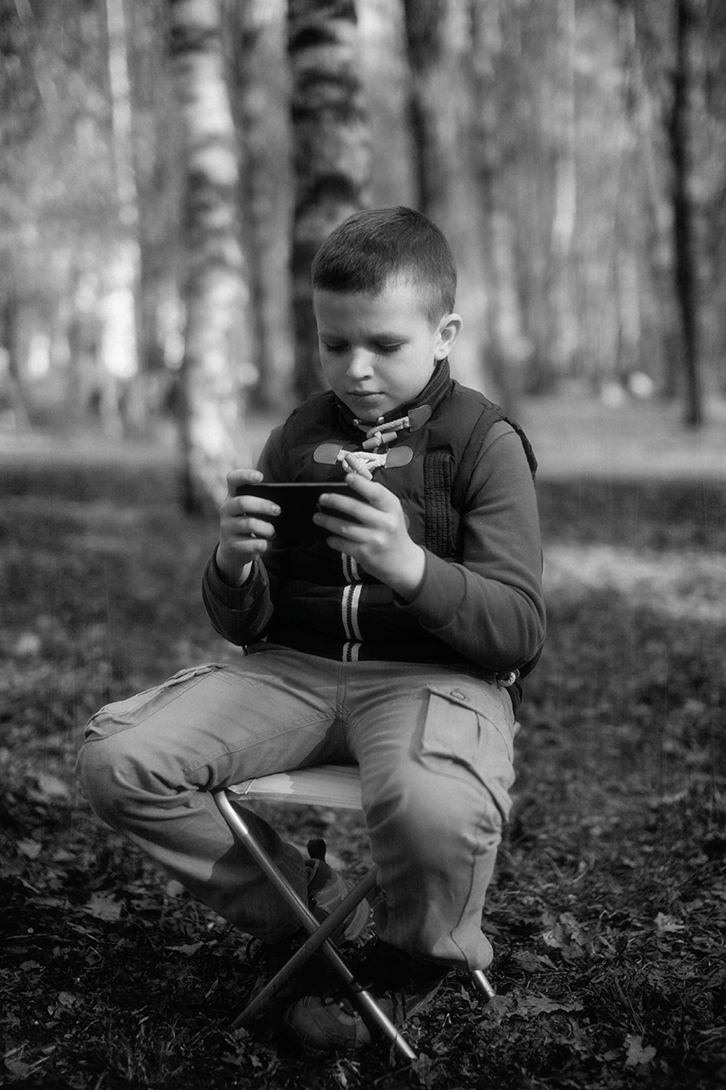 Мальчик и PSP ребенок мальчик игрушка PSP парк прогулка детское фото семейное москва