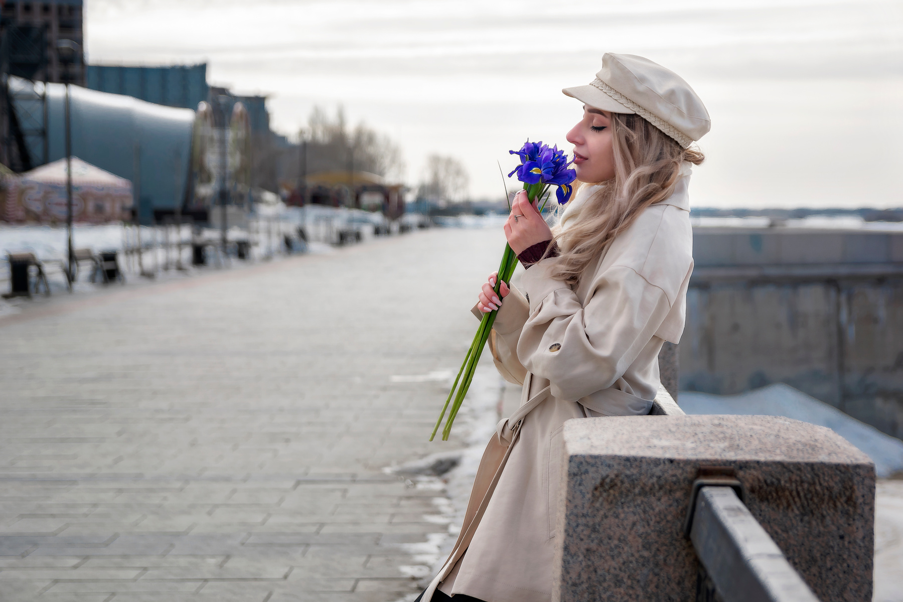 Девушка с цветами город весна девушка осень цветы ирисы прогулка букет любовь Новосибирск набережная