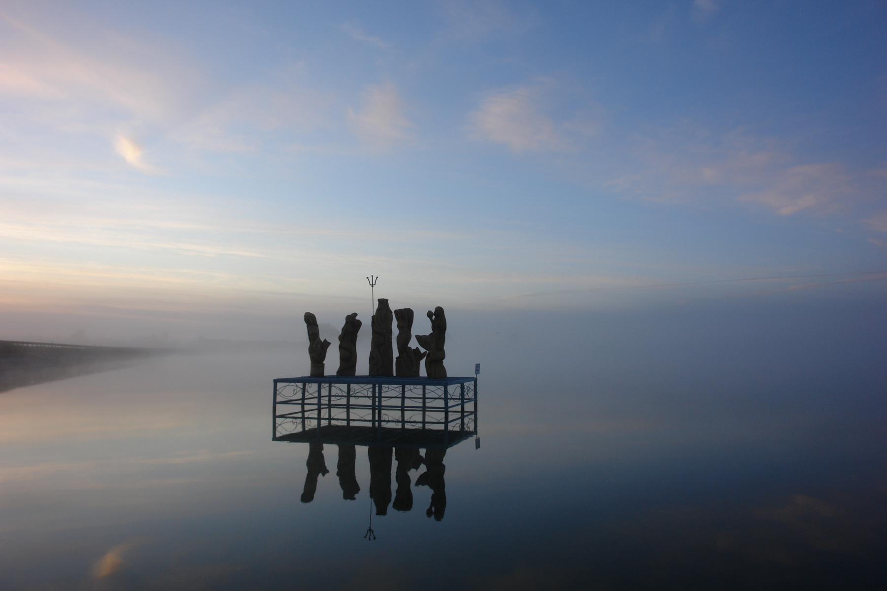 Неожиданная встреча озеро небо отражение деревянные скульптуры