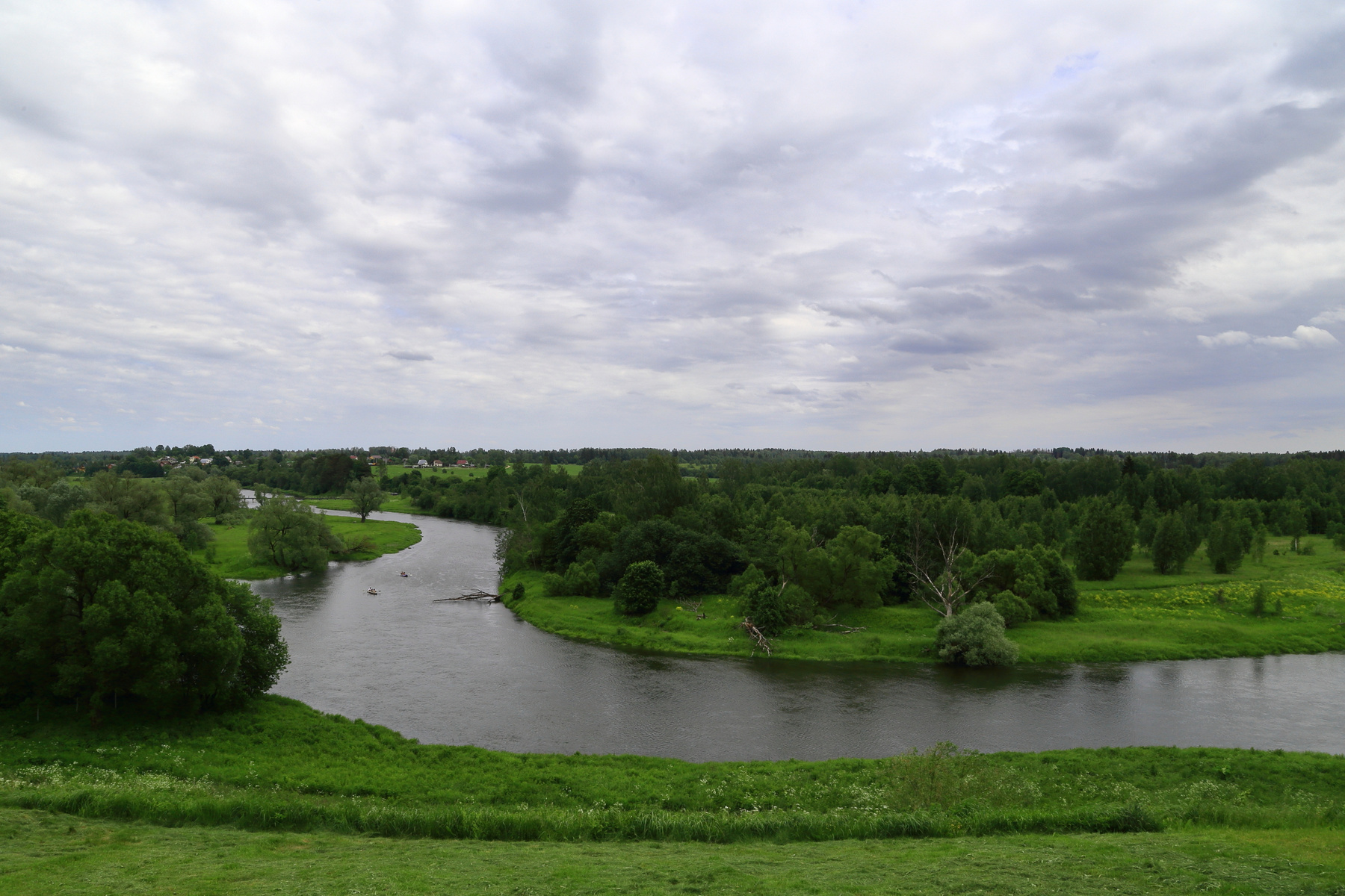 Перед дождем лето река панорама