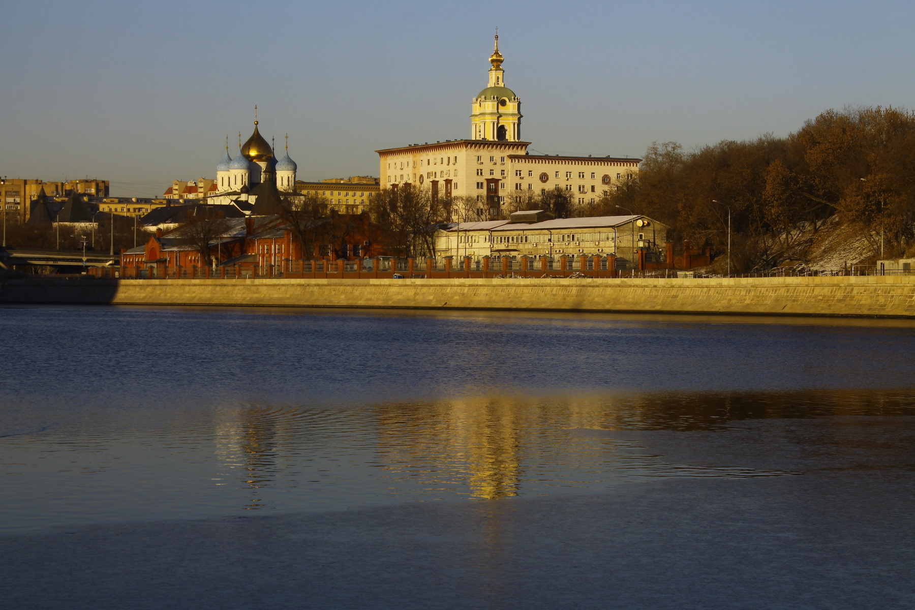 Вид на Новоспасский монастырь и Крутицкую набережную Москва
