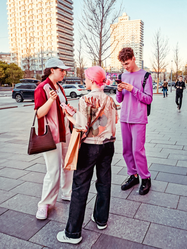 P!nk мода стиль одежда город фото стрит Россия улица парень девушки розовый Москва яркий молодежь модный 2021