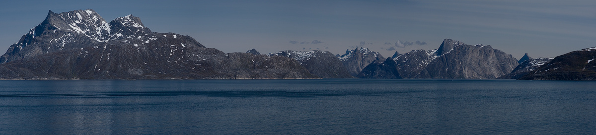 Панорама фьорда Godthab гренландия фьорд godthab море горы девушка корабль