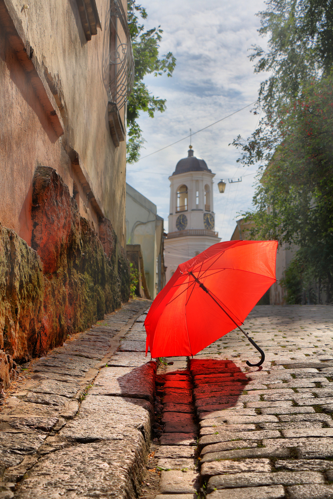 Выборг Выборг красный зонт башня часы с часами улочка Европа старина