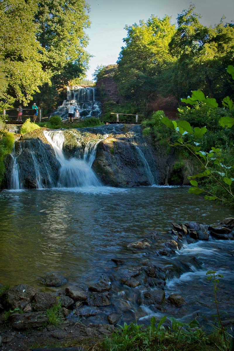 Водопад. природа рукотворный водопад