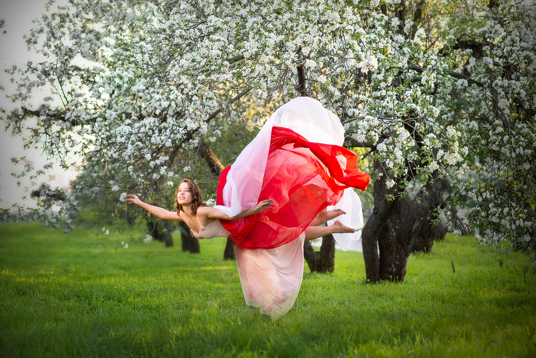 Gravity цветы яблони левитация воздух зеленый трава полёт магия фея красота девушка