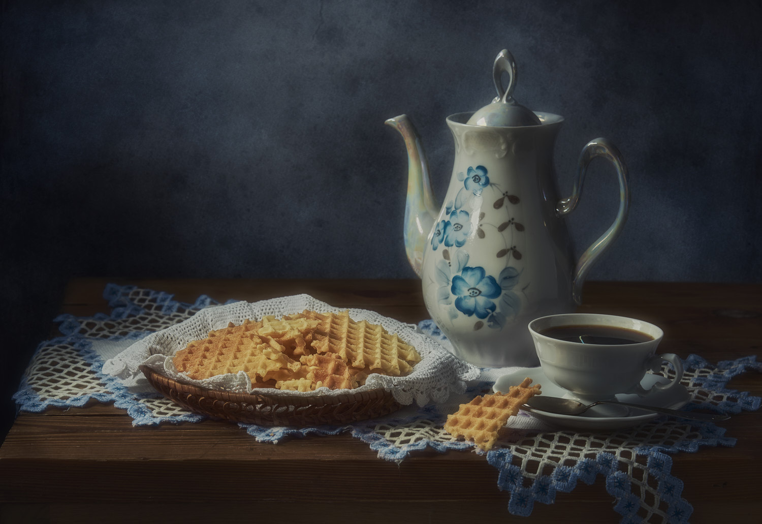 Вафли и чашечка кофе натюрморт композиция постановка сцена еда вафли кофе посуда