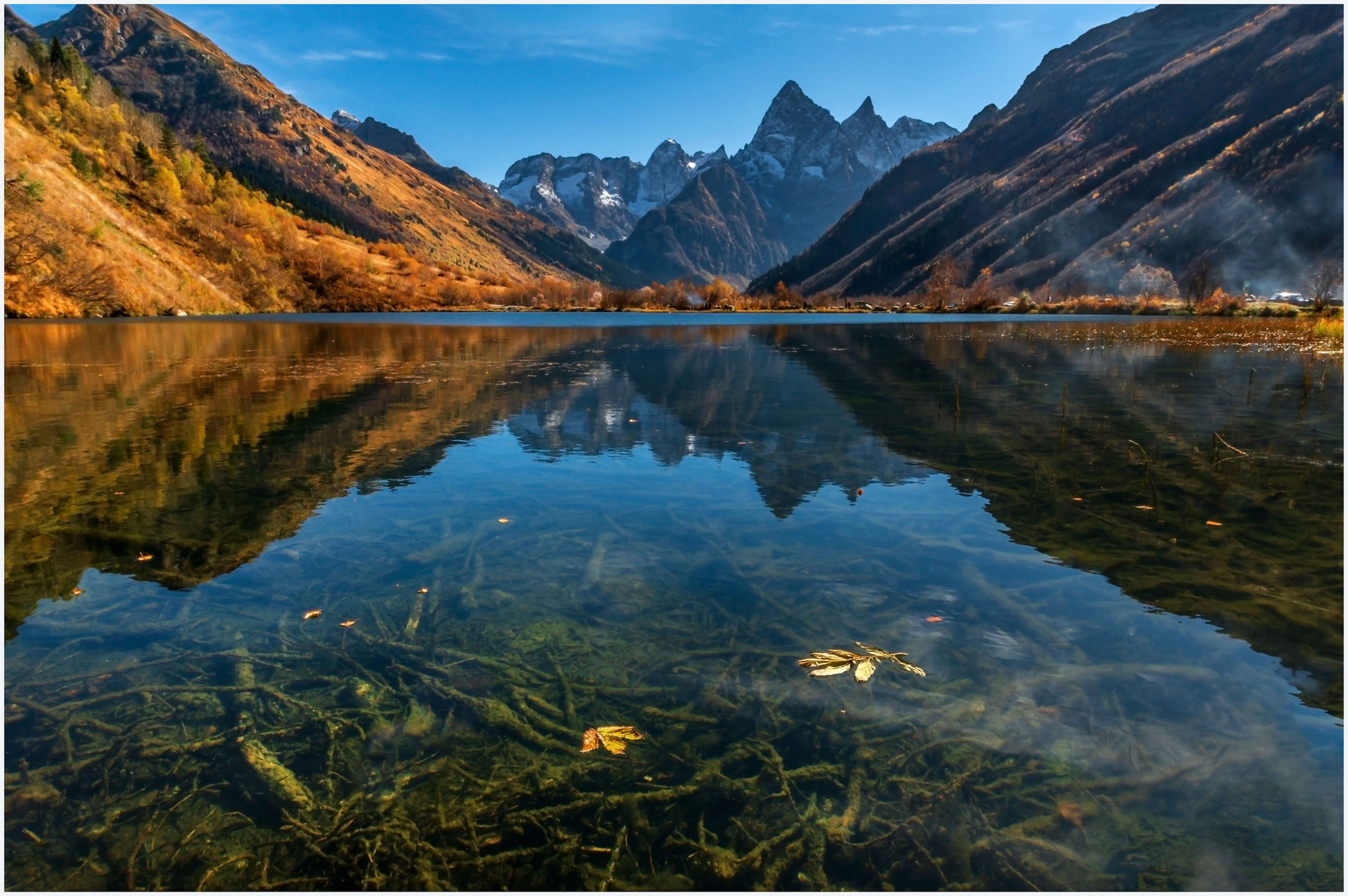 Ущелье Гоначхира Горы Домбай Главный Кавказский хребет осень озеро ущелье отражение