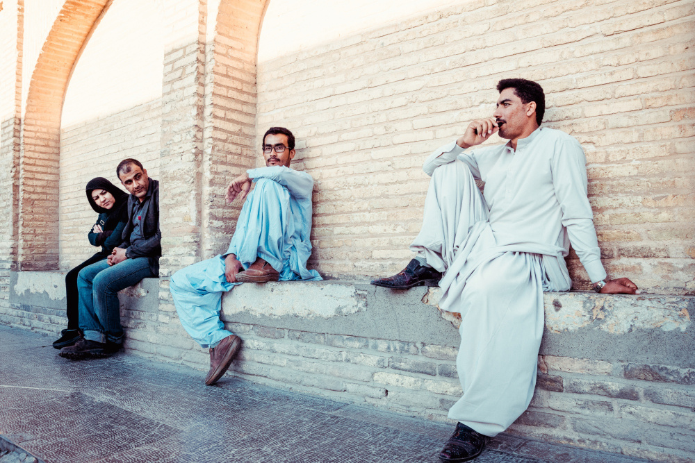 Из серии «Персидские мотивы» ислам мусульмане жизнь люди улица Иран Персия Восток репортаж фотограф стена сидеть время