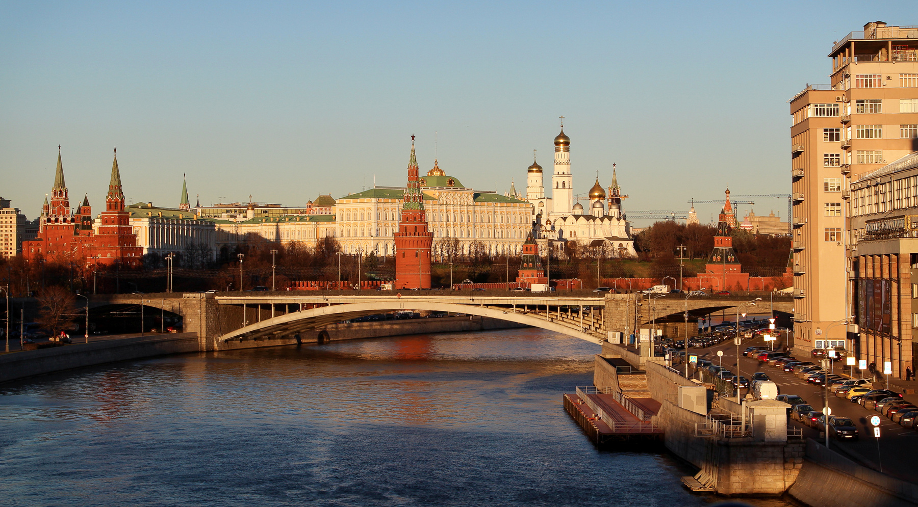 Вид на Большой Каменный мост. Ноябрь. Вечер. Москва город Кремль мост