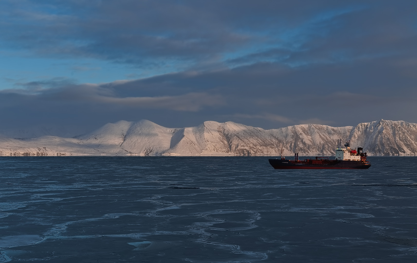 утренний рейд берег лед небо Охотское море судно утро январь