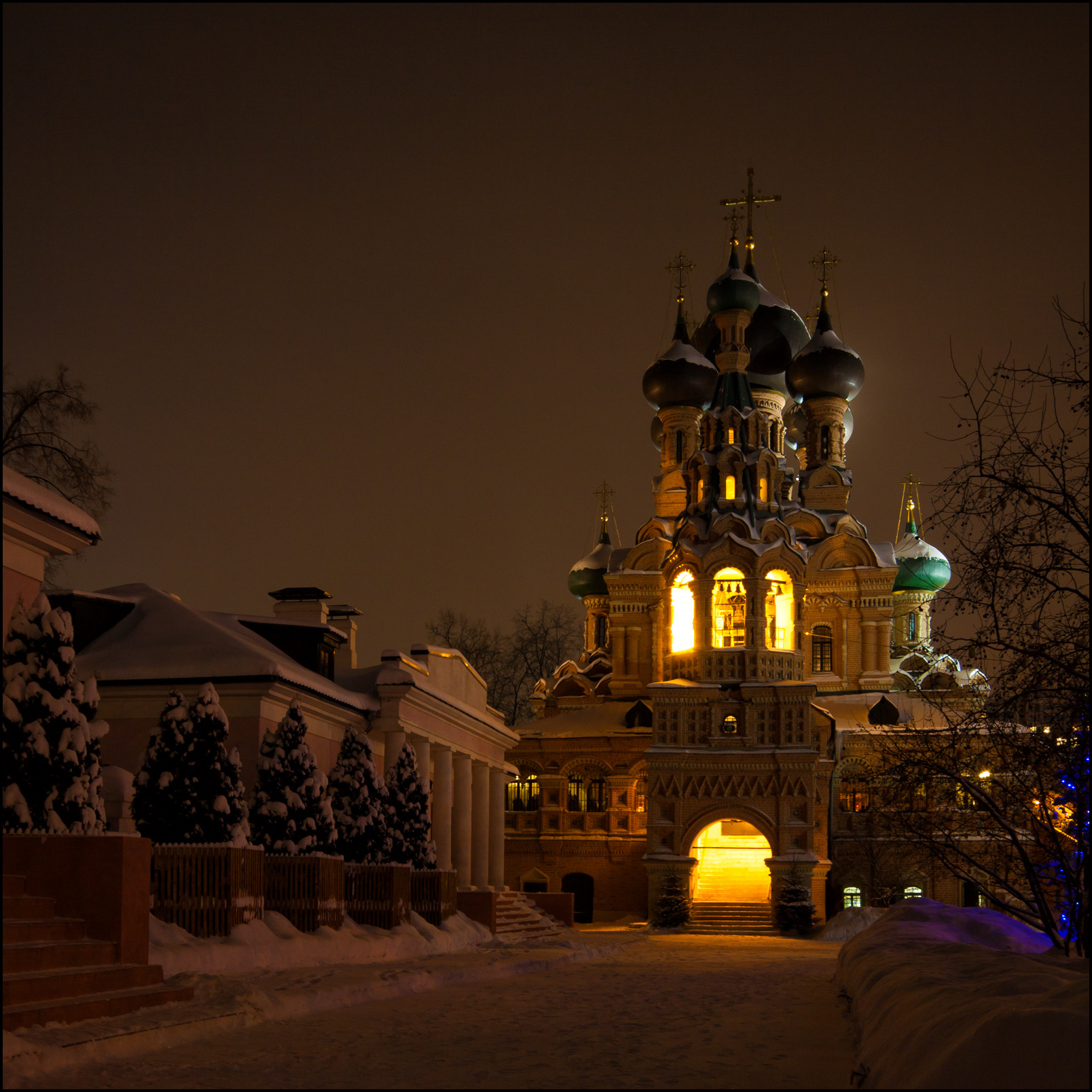 Храм в Останкино ночью