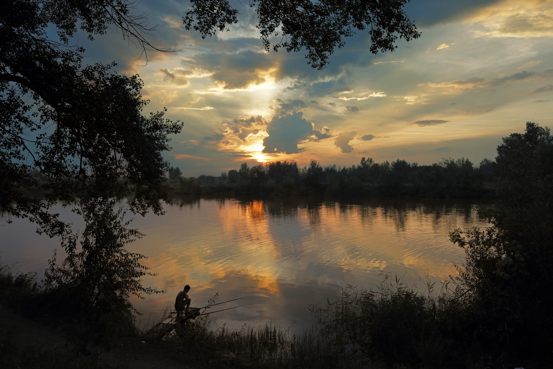 Поймать золотую рыбку.... рыбалка лето вечер закат река рыбак удочка покой тишина природа солнце небо облака идиллия