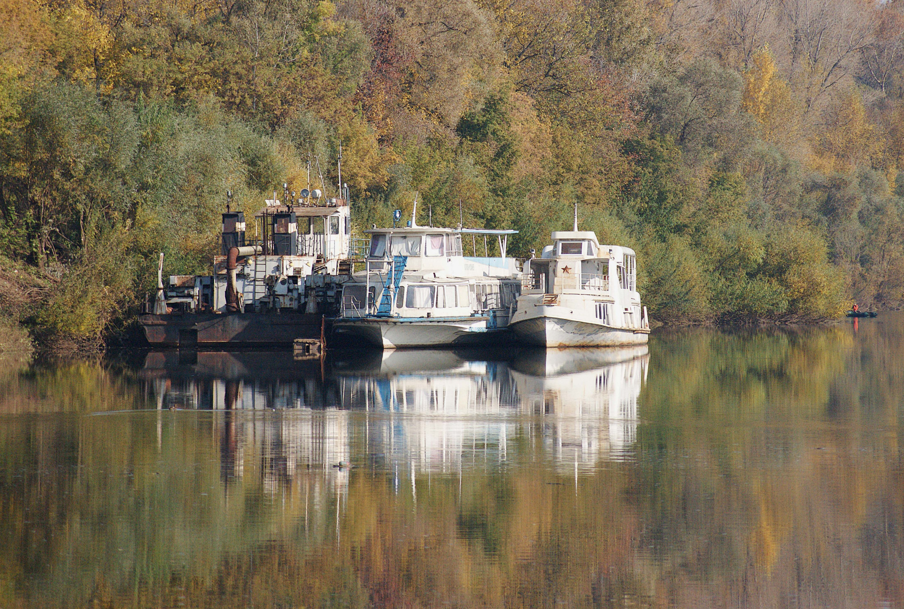Последний причал Осень река Бельский затон катер