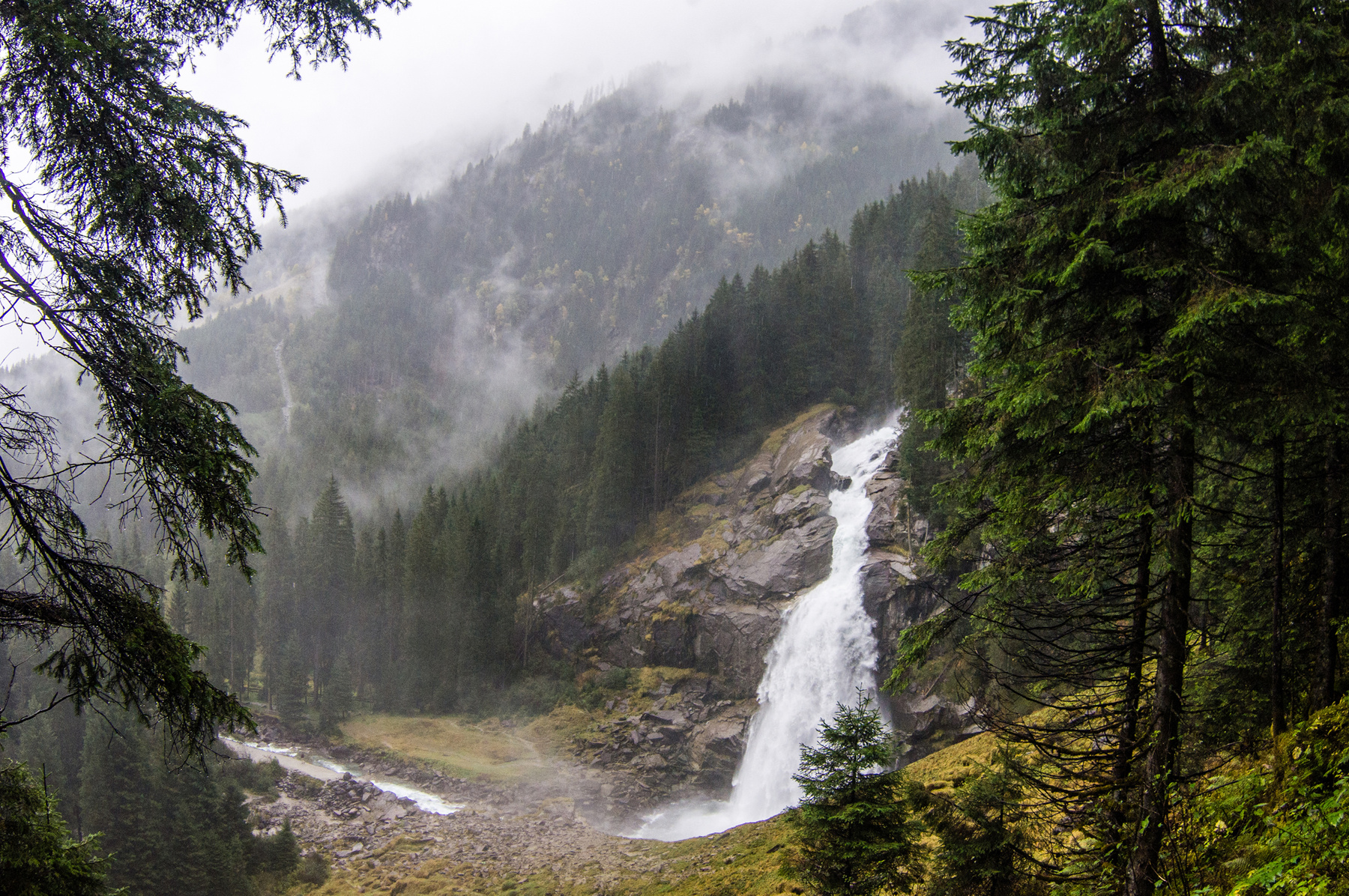 Дождь в горах водопад